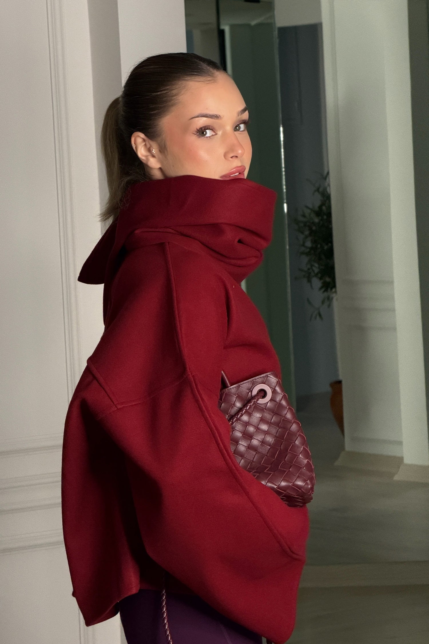 Alexia Kaşe Atkılı Bordo Ceket model üzerinde