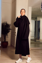 Alexia Kase Atkili Siyah Palto model üzerinde görünüm